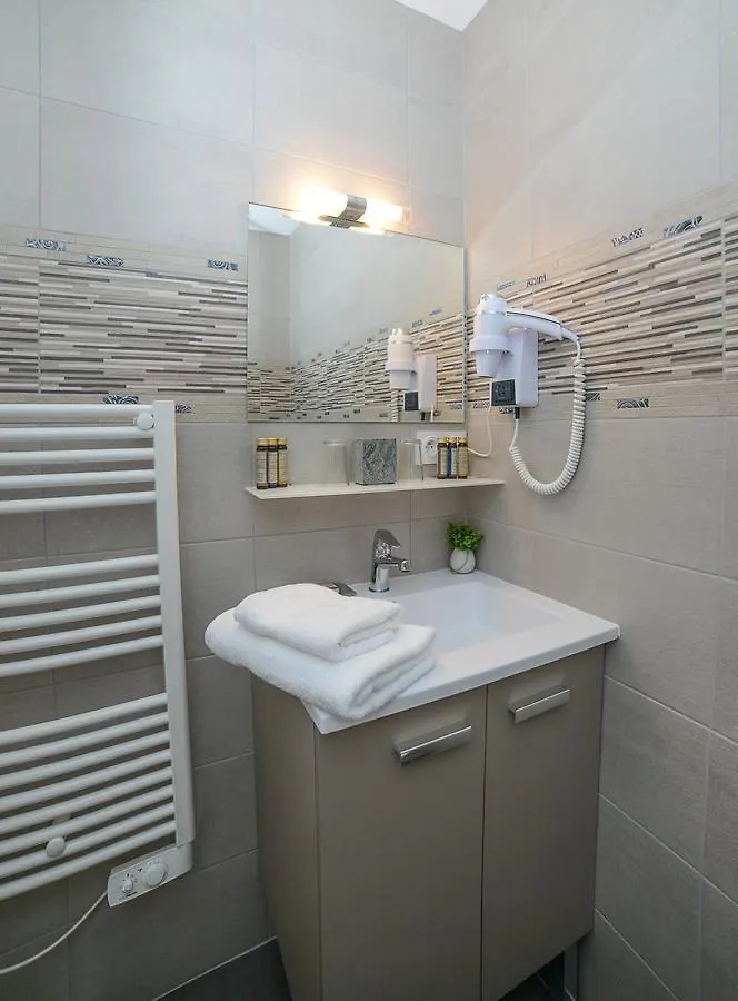 ** Hotel Novalaise Plage France